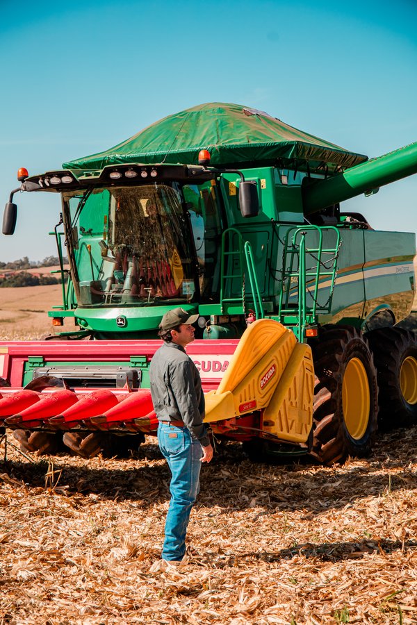 Produtor rural com colheitadeira